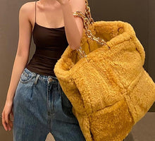 Lade das Bild in den Galerie-Viewer, Shoppingbag aus Fellimitat