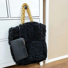 Lade das Bild in den Galerie-Viewer, Shoppingbag aus Fellimitat