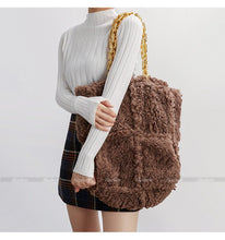 Lade das Bild in den Galerie-Viewer, Shoppingbag aus Fellimitat