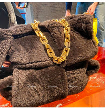 Lade das Bild in den Galerie-Viewer, Shoppingbag aus Fellimitat